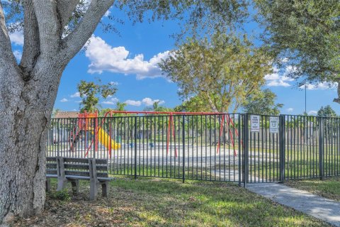 House in Miami, Florida 3 bedrooms, 112.6 sq.m. № 1944809 - photo 17