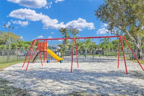 House in Miami, Florida 3 bedrooms, 112.6 sq.m. № 1944809 - photo 15