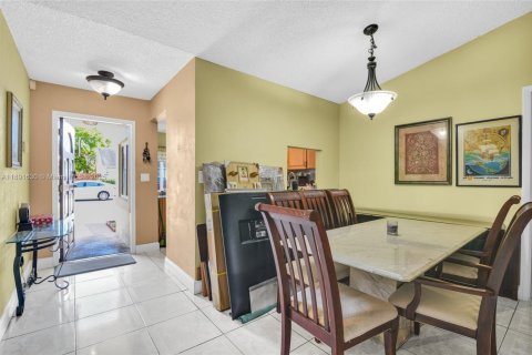 House in Miami, Florida 3 bedrooms, 112.6 sq.m. № 1944809 - photo 2