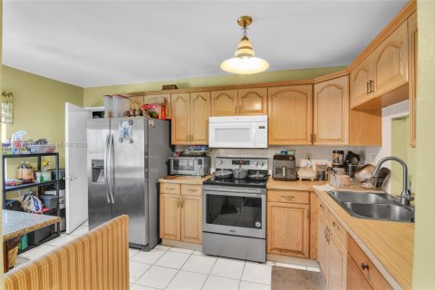 House in Miami, Florida 3 bedrooms, 112.6 sq.m. № 1944809 - photo 11
