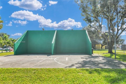 House in Miami, Florida 3 bedrooms, 112.6 sq.m. № 1944809 - photo 13