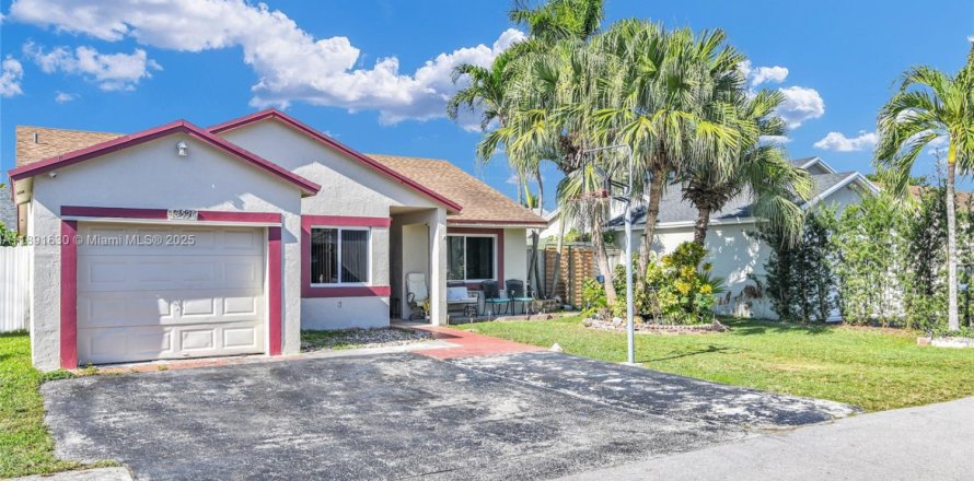 House in Miami, Florida 3 bedrooms, 112.6 sq.m. № 1944809