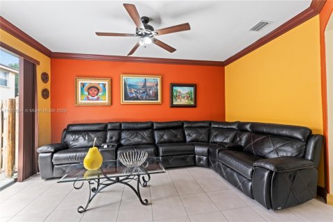 Townhouse in Miami, Florida 3 bedrooms, 176.42 sq.m. № 1855167 - photo 19