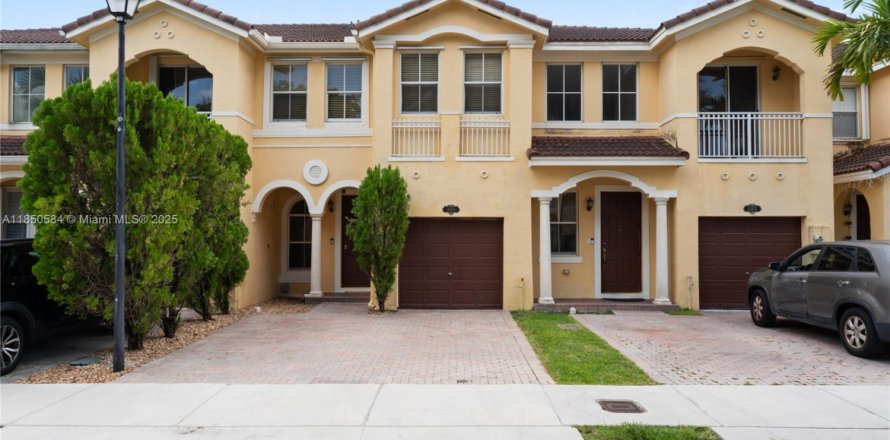 Townhouse in Miami, Florida 3 bedrooms, 176.42 sq.m. № 1855167