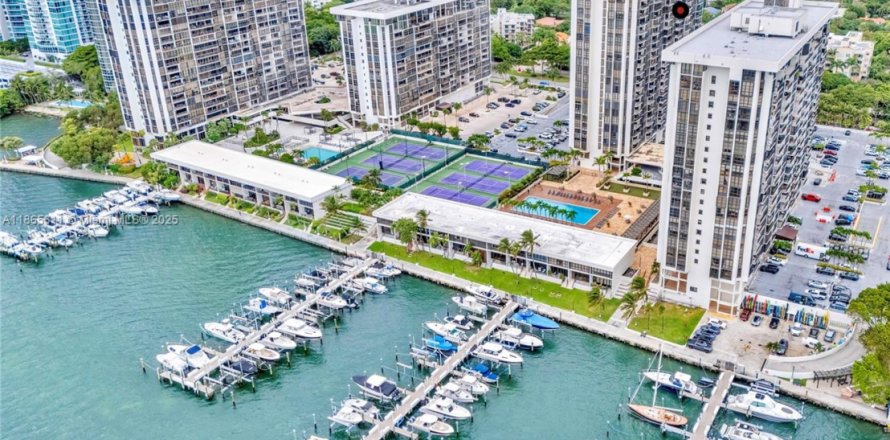 Кондоминиум с 2 спальнями в Майами, Флорида № 1896402