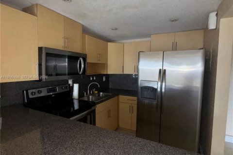 Condominio en alquiler en Hialeah, Florida, 2 dormitorios, 79.9 m2 № 2009988 - foto 3