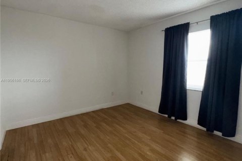 Condominio en alquiler en Hialeah, Florida, 2 dormitorios, 79.9 m2 № 2009988 - foto 5