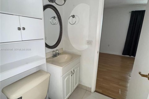 Condominio en alquiler en Hialeah, Florida, 2 dormitorios, 79.9 m2 № 2009988 - foto 7