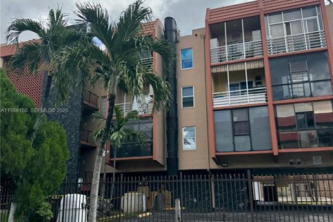 Condominio en alquiler en Hialeah, Florida, 2 dormitorios, 79.9 m2 № 2009988 - foto 2