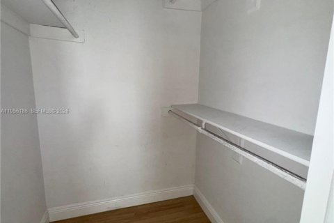 Condominio en alquiler en Hialeah, Florida, 2 dormitorios, 79.9 m2 № 2009988 - foto 8