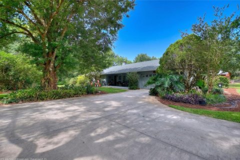House in Winter Haven, Florida 4 bedrooms, 191.01 sq.m. № 2102668