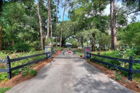 House in Winter Haven, Florida 4 bedrooms, 191.01 sq.m. № 2102668 - photo 3