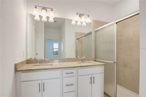 Townhouse in LORRAINE LAKES in Lakewood Ranch, Florida 3 bedrooms, 174.56 sq.m. № 2224588 - photo 17
