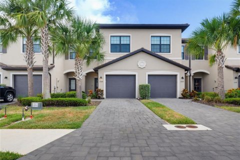 Townhouse in LORRAINE LAKES in Lakewood Ranch, Florida 3 bedrooms, 174.56 sq.m. № 2224588 - photo 2