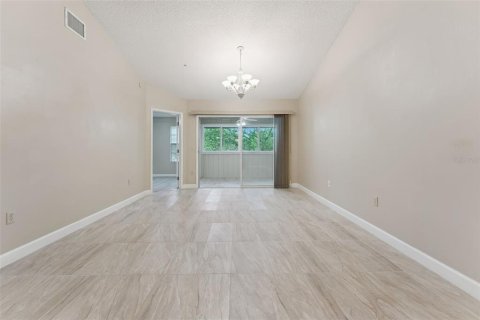 Condo in Altamonte Springs, Florida, 2 bedrooms  № 2117889 - photo 20