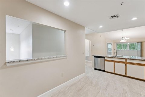 Condo in Altamonte Springs, Florida, 2 bedrooms  № 2117889 - photo 16