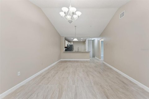 Condo in Altamonte Springs, Florida, 2 bedrooms  № 2117889 - photo 23