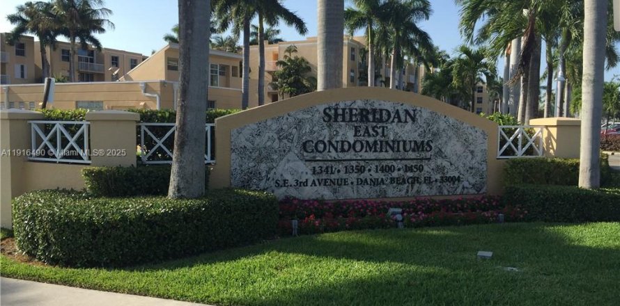 Кондоминиум с 2 спальнями в Дания-Бич, Флорида № 1972712