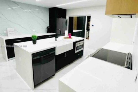 Снять в аренду виллу или дом в Майами, Флорида 4 спальни, 206.71м2, № 2058731 - фото 3