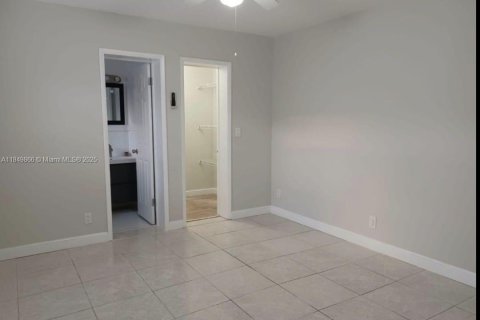 House in Hallandale Beach, Florida 1 bedroom, 242.47 sq.m. № 1852390 - photo 5
