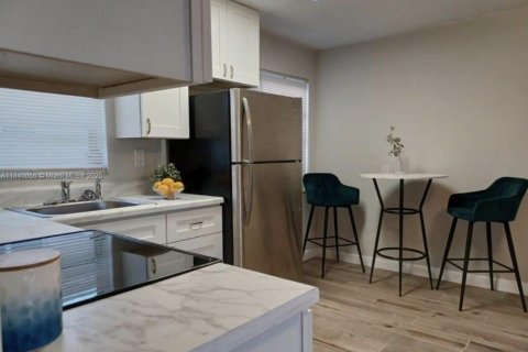 House in Hallandale Beach, Florida 1 bedroom, 242.47 sq.m. № 1852390 - photo 1