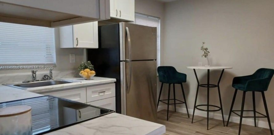 House in Hallandale Beach, Florida 1 bedroom, 242.47 sq.m. № 1852390