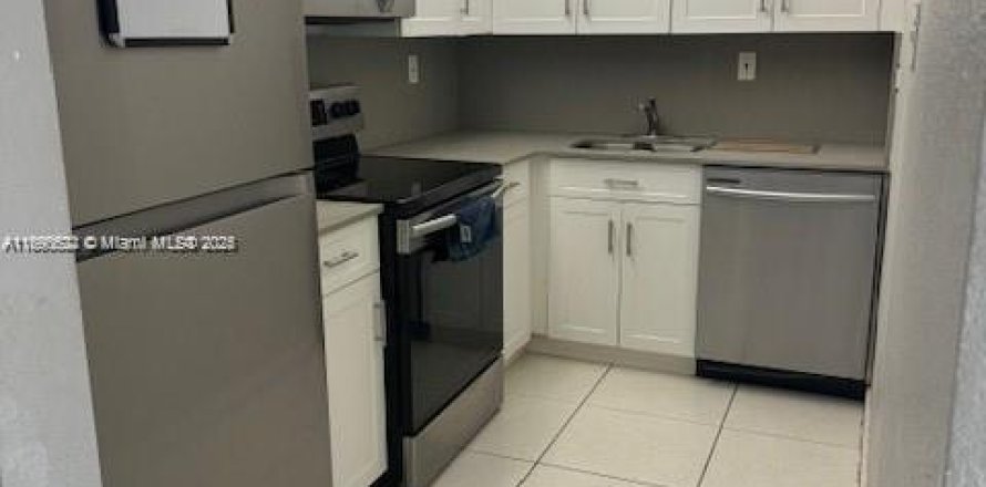 Condominio en Hialeah, Florida, 1 dormitorio  № 1943430