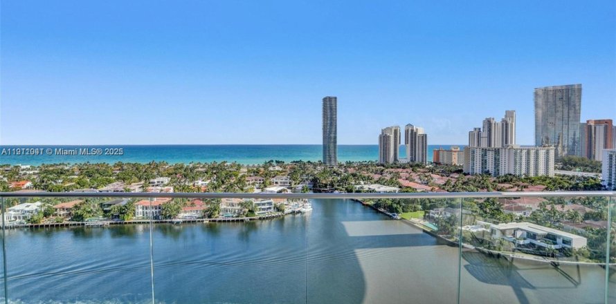 Кондоминиум с 2 спальнями в Авентура, Флорида № 1966177