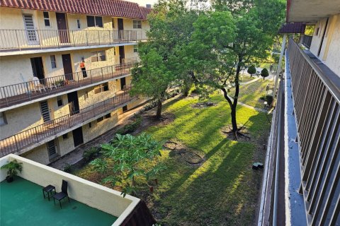 Condo in Lauderhill, Florida, 3 bedrooms  № 786369 - photo 1