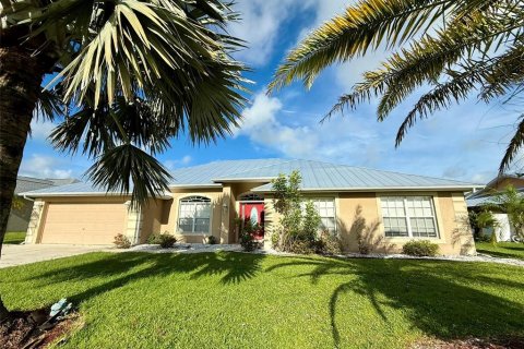 Villa ou maison à louer à Punta Gorda, Floride: 4 chambres, 279.54 m2 № 1877024 - photo 1