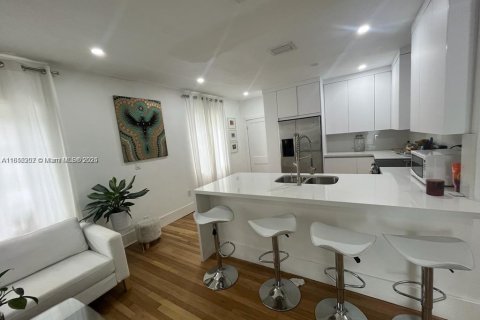 Casa en alquiler en Miami, Florida, 1 dormitorio, 192.49 m2 № 1878355 - foto 8