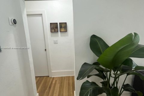 Casa en alquiler en Miami, Florida, 1 dormitorio, 192.49 m2 № 1878355 - foto 1