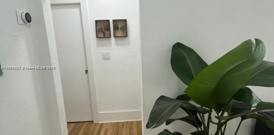 Casa en Miami, Florida 1 dormitorio, 192.49 m2 № 1878355