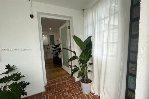 Casa en alquiler en Miami, Florida, 1 dormitorio, 192.49 m2 № 1878355 - foto 4