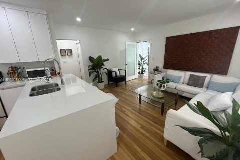 Casa en alquiler en Miami, Florida, 1 dormitorio, 192.49 m2 № 1878355 - foto 2