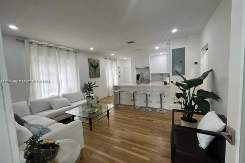 Casa en alquiler en Miami, Florida, 1 dormitorio, 192.49 m2 № 1878355 - foto 5