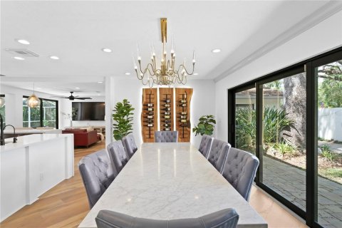 House in Tampa, Florida 5 bedrooms, 291.71 sq.m. № 1616378 - photo 15