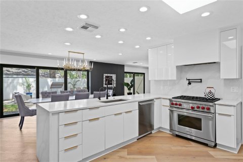 House in Tampa, Florida 5 bedrooms, 291.71 sq.m. № 1616378 - photo 13