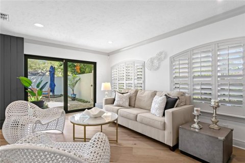 House in Tampa, Florida 5 bedrooms, 291.71 sq.m. № 1616378 - photo 8