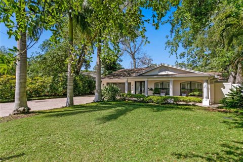 House in Tampa, Florida 5 bedrooms, 291.71 sq.m. № 1616378 - photo 1