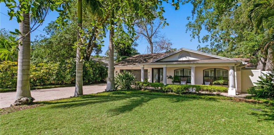 House in Tampa, Florida 5 bedrooms, 291.71 sq.m. № 1616378