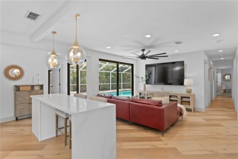 House in Tampa, Florida 5 bedrooms, 291.71 sq.m. № 1616378 - photo 11