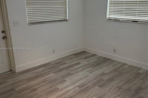 Снять в аренду квартиру в Лодерхилл, Флорида 2 спальни, 300.35м2, № 2003808 - фото 2