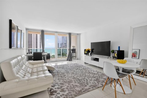 Condominio en venta en Sunny Isles Beach, Florida, 1 dormitorio, 92.07 m2 № 1938625 - foto 3