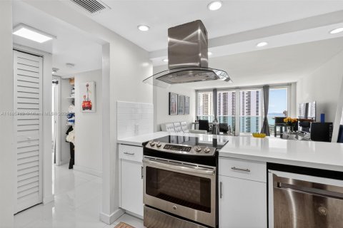 Condominio en venta en Sunny Isles Beach, Florida, 1 dormitorio, 92.07 m2 № 1938625 - foto 9