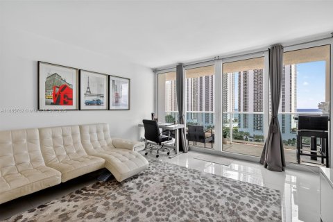 Condominio en venta en Sunny Isles Beach, Florida, 1 dormitorio, 92.07 m2 № 1938625 - foto 5
