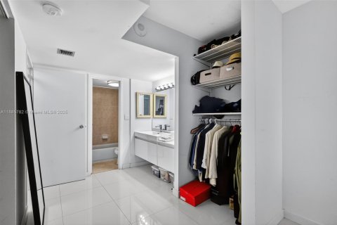 Condominio en venta en Sunny Isles Beach, Florida, 1 dormitorio, 92.07 m2 № 1938625 - foto 16