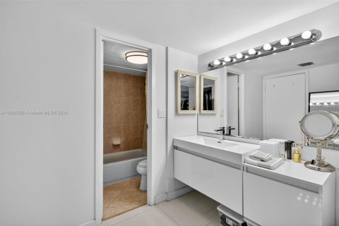 Condominio en venta en Sunny Isles Beach, Florida, 1 dormitorio, 92.07 m2 № 1938625 - foto 13