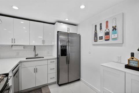 Condominio en venta en Sunny Isles Beach, Florida, 1 dormitorio, 92.07 m2 № 1938625 - foto 10