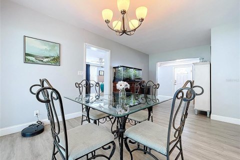 House in Tarpon Springs, Florida 4 bedrooms, 173.73 sq.m. № 1798036 - photo 27